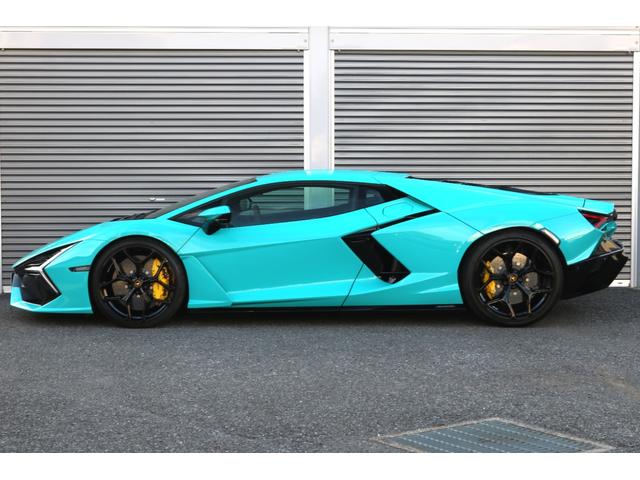 Lamborghini Revuelto side profile